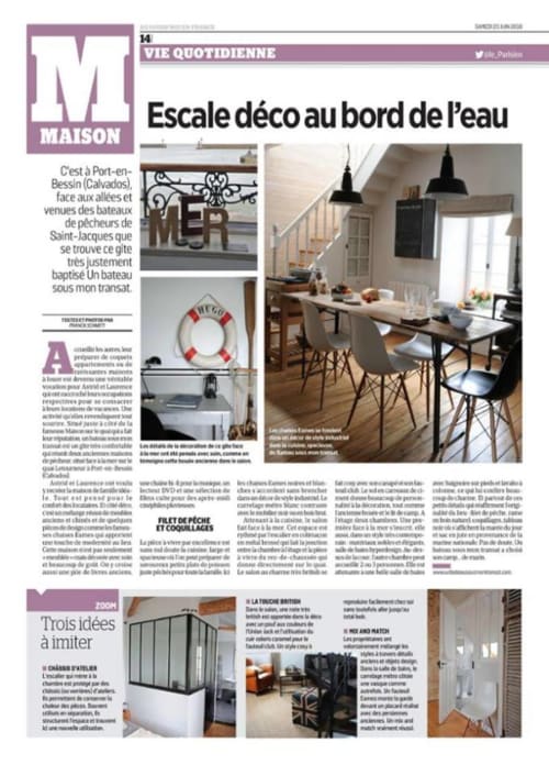 Speisesaal des Hotels Les Filles du Bord de Mer mit maritimer Einrichtung, Holztisch und schwarzen Pendelleuchten in Port-en-Bessin