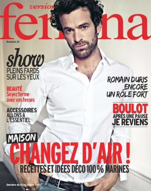 Mann im weißen Hemd auf dem Titelbild des Magazins Femina mit Inneneinrichtungstipps für das Hotel Port-en-Bessin