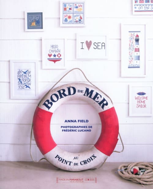 Maritim gestaltete Galeriewand mit Rettungsring im Hotel Les Filles du Bord de Mer in Port-en-Bessin, Frankreich