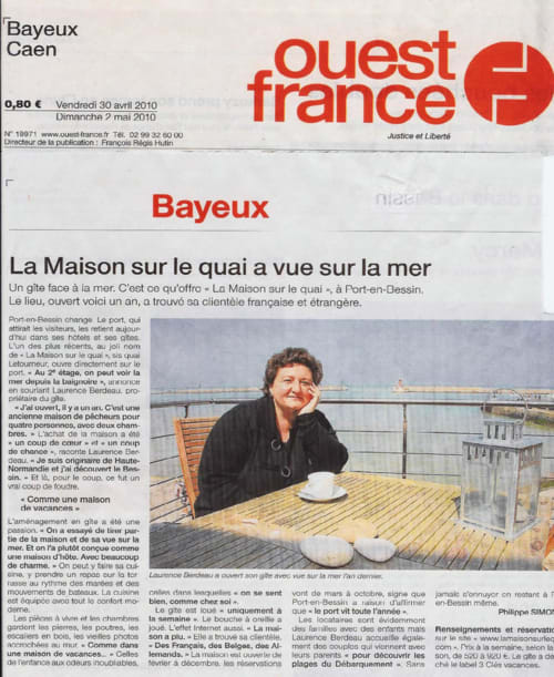Frau in der Pension Les Filles du Bord de Mer, Port-en-Bessin, mit Blick auf den Hafen und Kaffeeservice