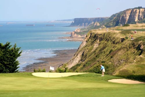 Parcours de golf surplombant les falaises côtières et la Manche à Les Filles du Bord de Mer, Port-en-Bessin, Normandie