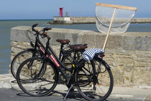 Vélo noir avec filet de pêche au port de Port-en-Bessin, hôtel Les Filles du Bord de Mer