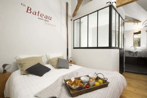 Moderne slaapkamer in Les Filles du Bord de Mer met bootthema, zeezicht door industrieel raam en ontbijt