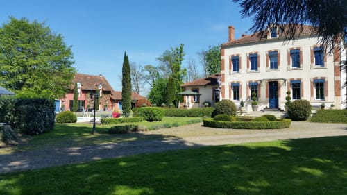Domaine de La Serita, gîte de charme à Joze, France : manoirs élégants, jardins et parc entretenus