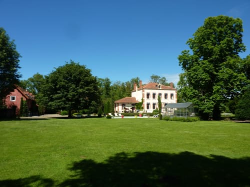 Domaine de La Serita, un charmant gîte français à Joze avec jardins entretenus et bâtiments historiques en pierre