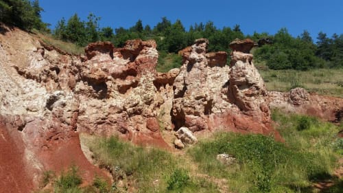Formations rocheuses rustiques et paysage forestier près du Domaine de La Serita à Jozé, France