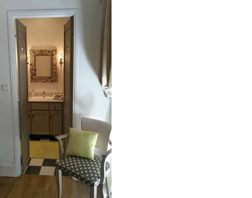 Salle de bains de la villa Oreline au Domaine de La Serita avec vasque, miroir décoratif et accès à l'espace détente