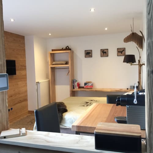 Chambre moderne à l'Aux Pays Des Sucs BnB à Saint-Hostien avec bureau en bois, décoration vue montagne et mobilier contemporain