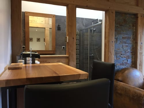 Salle de bain moderne avec vanité en bois, miroir et douche à effet pluie à l'hôtel-boutique Aux Pays Des Sucs à Saint-Hostien