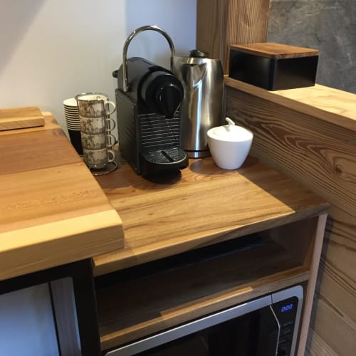 Station Nespresso avec tasses et bouilloire sur bureau en bois à Aux Pays Des Sucs, Saint-Hostien