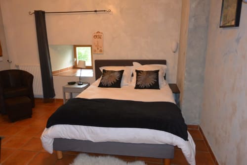 Chambre spacieuse à la gîte Aux Pays Des Sucs à Saint-Hostien avec vue jardin, lit queen et coin salon