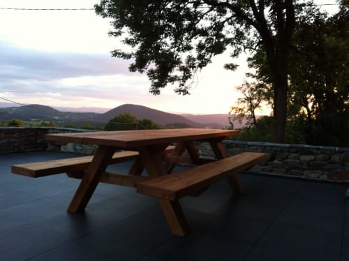 Table de pique-nique en bois sur la terrasse avec vue sur les montagnes aux Pays des Sucs, Saint-Hostien