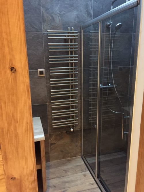 Salle de bain moderne avec carrelage en ardoise foncée, sèche-serviettes chauffant et douche à l'italienne, Aux Pays Des Sucs, Saint-Hostien