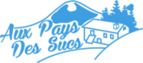 Logo du gîte Aux Pays Des Sucs : chalet montagnard et paysage forestier à Saint-Hostien, France