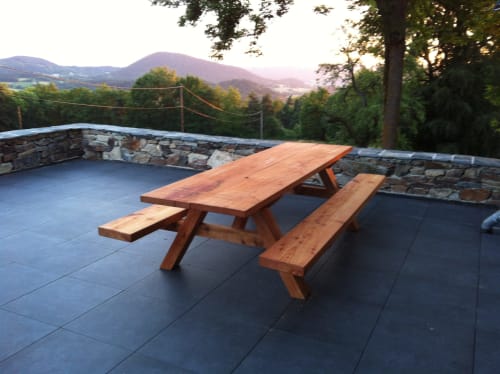 Table de pique-nique en bois sur terrasse en ardoise avec vue sur les montagnes aux Pays des Sucs, Saint-Hostien