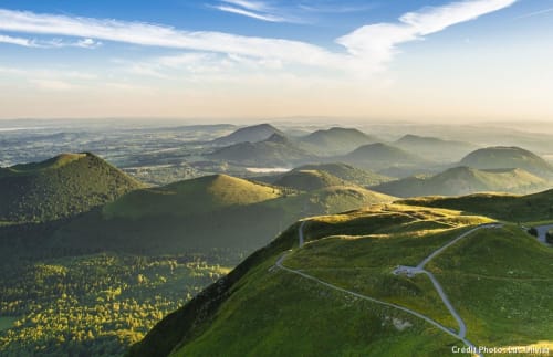 Pics volcaniques et route sinueuse en Puy-de-Dôme près du Domaine de La Serita, JOZE
