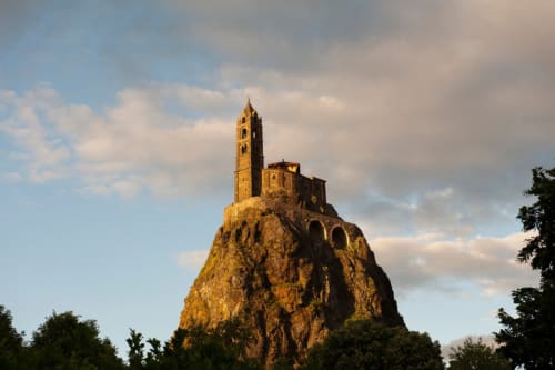 Chapelle sur un piton rocheux volcanique près d'Aux Pays Des Sucs à Saint-Hostien, France