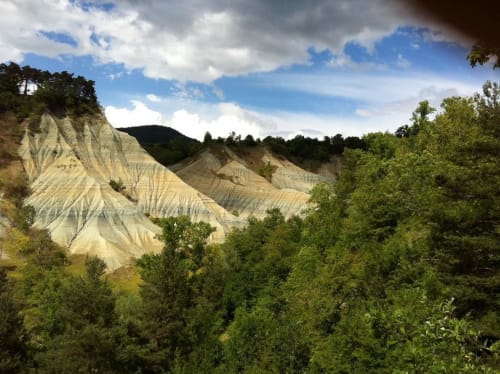 Paysages de badlands en argile spectaculaires avec forêt verdoyante aux Pays des Sucs, Saint-Hostien, France