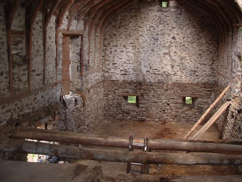 Intérieur en pierre historique à l'Aux Pays Des Sucs, gîte de Saint-Hostien, présentant une architecture rustique authentique