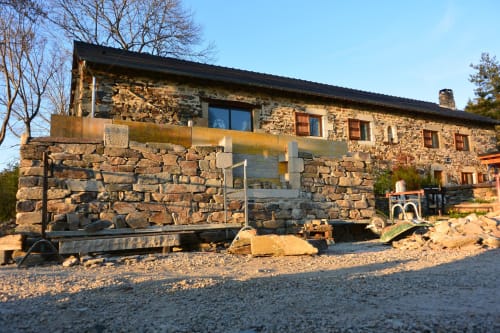 Gîte en pierre Aux Pays Des Sucs à Saint-Hostien, France avec façade rustique et terrasse contemporaine
