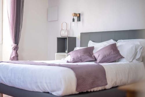 Modernes Schlafzimmer im Le Pignié B&B in Lescure-d'Albigeois mit violetten Akzenten und weißer Bettwäsche