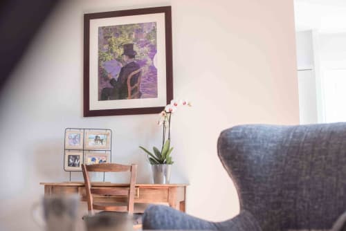 Chambre Désiré Dihau au gîte Le Pignié à Lescure-d'Albigeois avec bureau en bois, fleurs roses et tableaux encadrés
