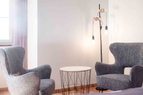 Espace de détente moderne à la chambre Désiré Dihau du Pignié, Lescure-d'Albigeois, avec fauteuils gris et luminaires suspendus