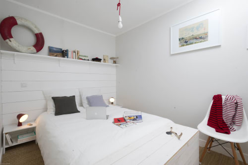 Chambre lumineuse aux Filles du Bord de Mer à Port-en-Bessin avec literie blanche, rangements, décoration bouée rouge et design moderne