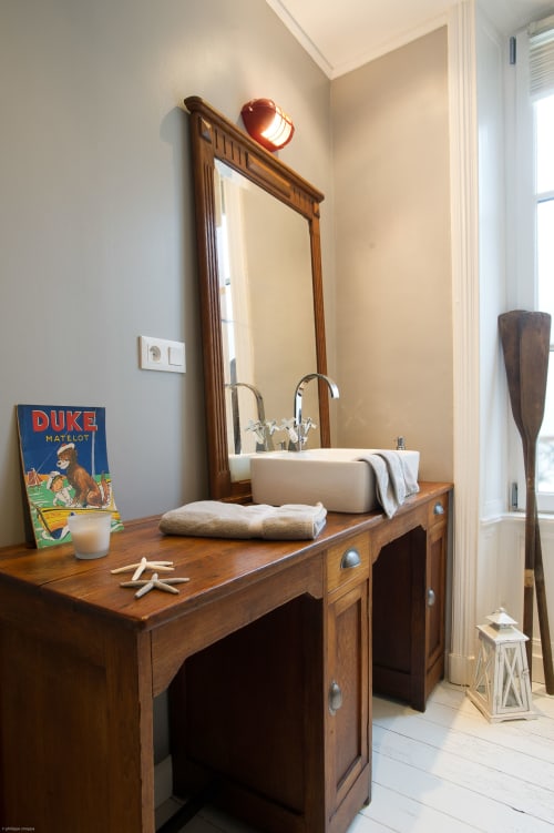 Meuble de salle de bains en bois avec lavabo en céramique aux Filles du Bord de Mer, Port-en-Bessin