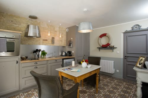 Cuisine-salle à manger moderne des Filles du Bord de Mer avec appareils en inox, table en bois et décoration nautique