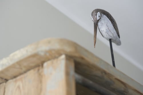 Figurine héron décorative sur étagère en bois à l'appartement Les Filles du Bord de Mer, Port-en-Bessin