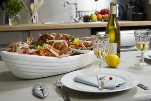 Mise en place élégante aux Filles du Bord de Mer avec plateau de fruits de mer frais, vin blanc et couvert