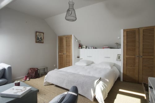 Chambre lumineuse de l'appartement L'Esprit du port aux Filles du Bord de Mer, Port-en-Bessin, avec lit double et rangements en bois