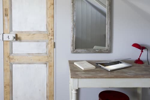 Bureau rustique avec carnets et lampe rouge dans l'appartement Les Filles du Bord de Mer, Port-en-Bessin