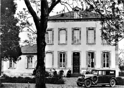 Domaine de La Serita Gîte à Joze, France - bâtiment blanc historique avec voiture vintage garée devant