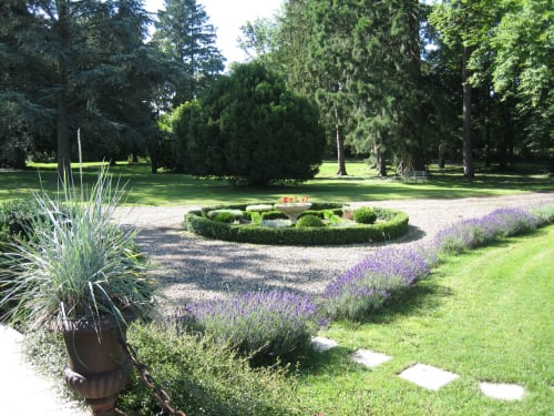 Jardin de lavande aux allées de gravier et arbustes ornementaux du Domaine de La Serita, gîte français à Jozé