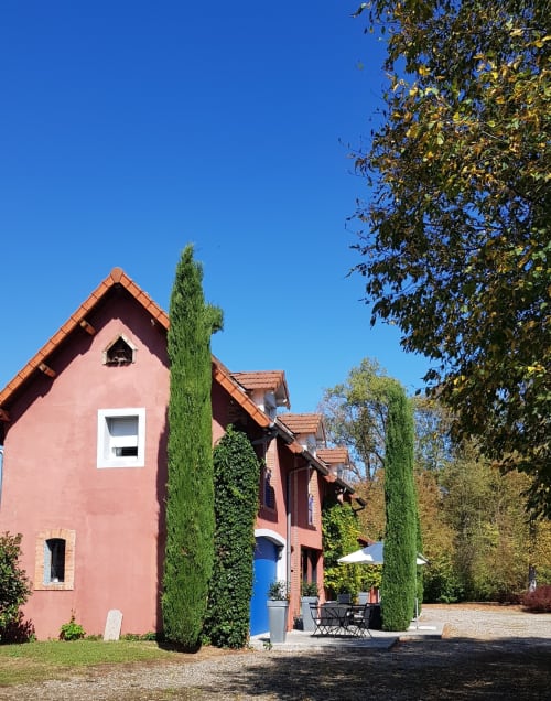 Charmant cottage en pierre rose au Domaine de La Serita à Joze, France, avec cyprès et coin détente rustique