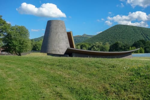 Architecture sculpturale moderne au Domaine de La Serita B&B à Joze, France, avec prairie verdoyante et collines boisées