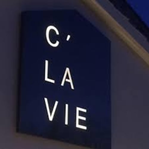 Neonschild C'LAVE des Boutique-Hotels Villa Thébaïde in Laudun L'Ardoise, Frankreich