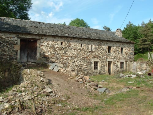Bâtisse historique en pierre de l'Aux Pays Des Sucs, Saint-Hostien, France, au charme rustique