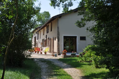 Maison de campagne Ferme Passion avec cour gravillonnée, environnement verdoyant et mobilier coloré à Saint-Trivier-sur-Moignans