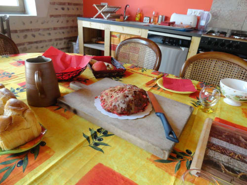Table de Ferme Passion avec pain frais, gâteau maison et ambiance champêtre rustique française