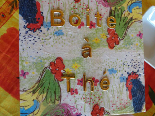 Tissu fleuri coloré avec texte doré « Boite a The » à la Ferme Passion B&B
