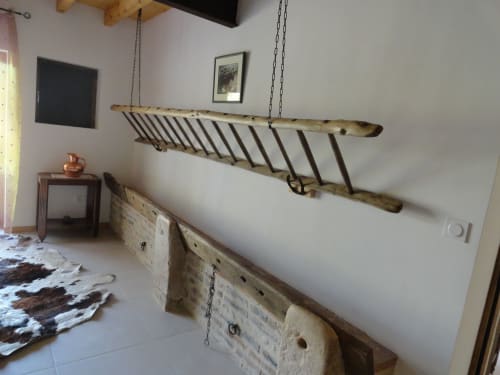 Chambre rustique à Ferme Passion avec étagères en bois suspendues et détails de murs en pierre à Saint-Trivier-sur-Moignans.