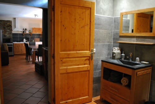 Meuble de salle de bain avec cabinetry en bois et miroir au gîte Aux Pays des Sucs à Saint-Hostien