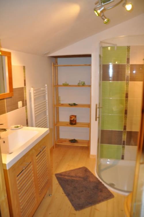 Salle de bain moderne à Ferme Passion B&B : vanité en bois, douche à l'italienne, carrelage vert et rangements