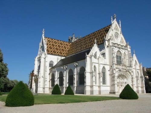 Chapelle gothique blanche aux tuiles dorées près de la Ferme Passion B&B à Saint-Trivier-sur-Moignans