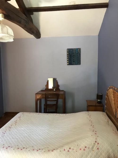 Chambre double cosy à La Raymondière B&B à Vernoux-en-Gâtine avec poutres apparentes, couvre-lit crème et bureau en bois