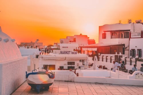 Vista al atardecer desde la Suite Imperial del Hotel Santorini en Belgrado, con vistas a edificios encalados y terraza con vista al mar