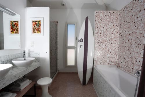 Salle de bain moderne de la Malibu Room à Cote Et Dune, Biscarrosse Plage : double vasque, baignoire, carrelage mosaïque et décoration surfboard